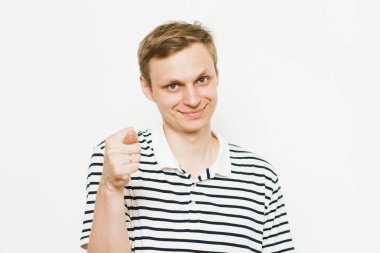 Adam incir gösteriyor.