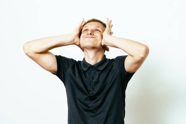 Stüdyoda poz veren adam