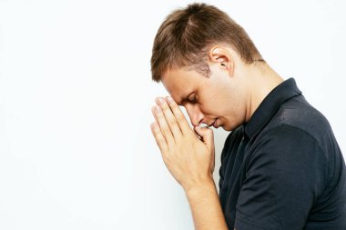 Stüdyoda poz veren adam