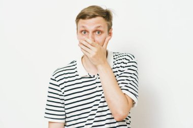 Stüdyoda poz veren adam