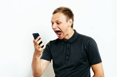 Akıllı telefonu olan bir adam.