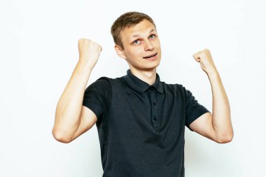 Neşeli, çok mutlu bir adam.