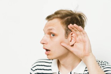 Kulak misafiri olur, dinlemeye çalışır..