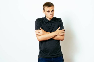 Stüdyoda poz veren adam