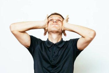 Stüdyoda poz veren adam