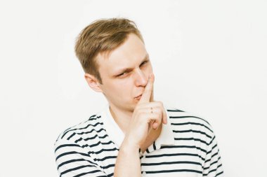 Adam parmağını onun dudaklarına koydu.