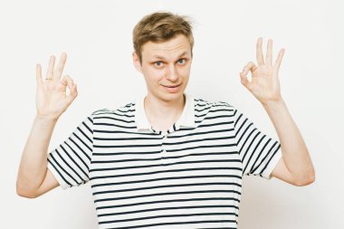 Adam her şeyin yolunda olduğunu gösteriyor, merak etme. Her şey yolunda. Jest yap. Portreyi kapat.