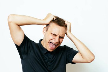 Stüdyoda poz veren adam