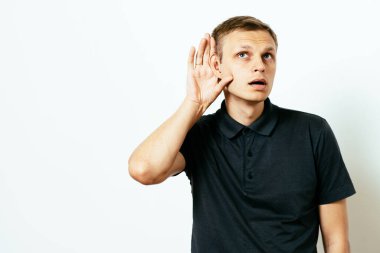 Kulak misafiri olur, dinlemeye çalışır..