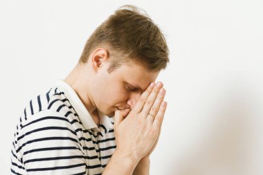 Stüdyoda poz veren adam