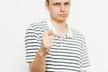 Adam incir gösteriyor.