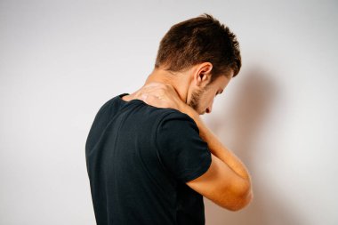 Parlak arkaplanda duran adam