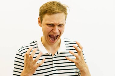 Stüdyoda poz veren adam