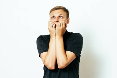 Adam tırnaklarını yiyor.