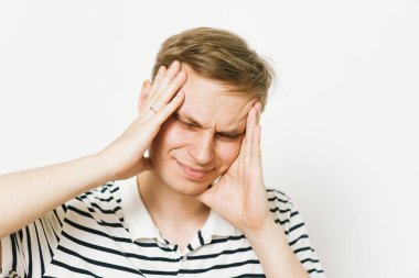 Stüdyoda poz veren adam