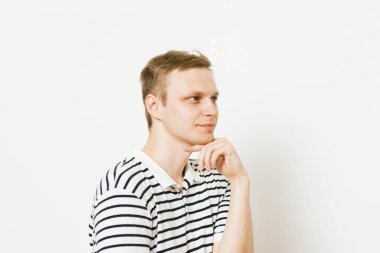 Stüdyoda poz veren adam