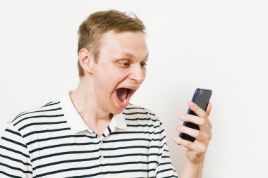 Akıllı telefonu olan bir adam.