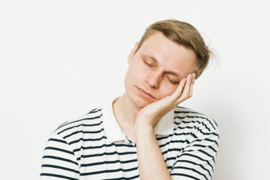 Stüdyoda poz veren adam