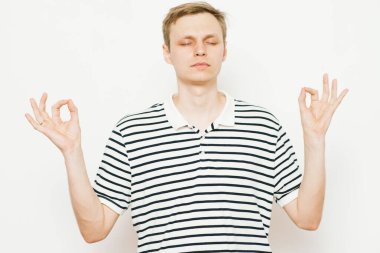 Portre adam, gözleri kapalı, meditasyonda