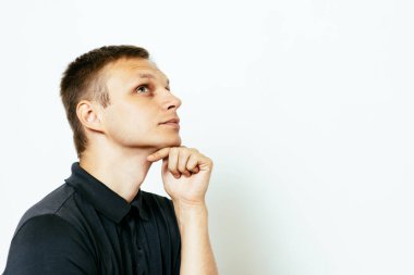 Stüdyoda poz veren adam