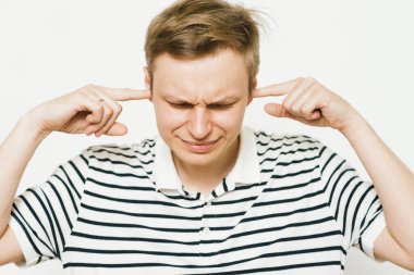 Stüdyoda poz veren adam