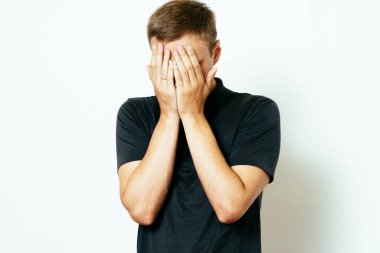 Erkekler gözlerini onun elleriyle kapatır.