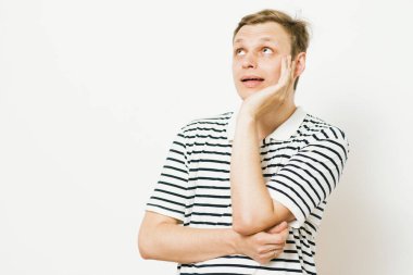 Stüdyoda poz veren adam