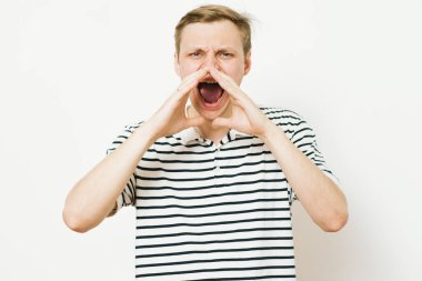 Stüdyoda poz veren adam