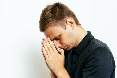 Stüdyoda poz veren adam