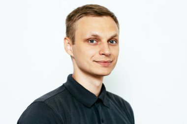 Stüdyoda poz veren adam