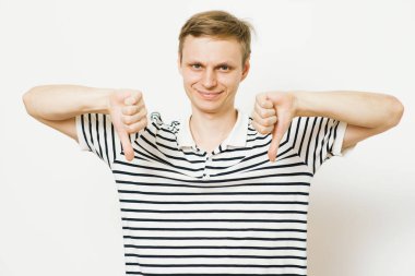 Adam baş parmak hareketi gösteriyor.