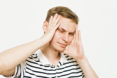 Stüdyoda poz veren adam