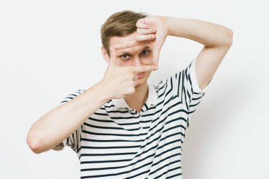 Adam el çerçevesi yapıyor.