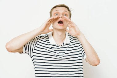 Stüdyoda poz veren adam