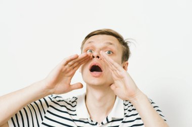 Stüdyoda poz veren adam