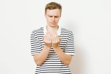 Yakışıklı adam avucunun içinde bir şey sunar.