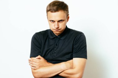 Stüdyoda poz veren adam