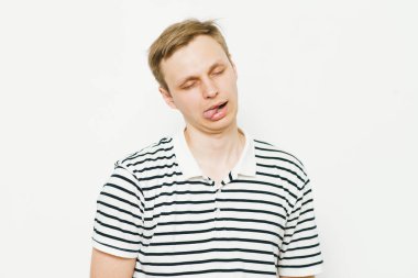 Stüdyoda poz veren adam