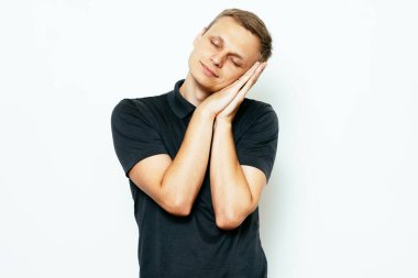 Stüdyoda poz veren adam