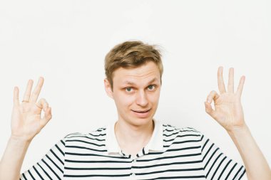 Adam her şeyin yolunda olduğunu gösteriyor, merak etme. Her şey yolunda. Jest yap. Portreyi kapat.