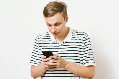 Akıllı telefonu olan bir adam.