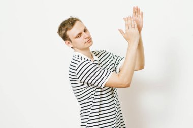 Adam alkışlar ve alkışlar