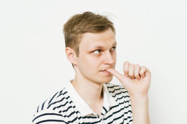 Adam tırnaklarını yiyor.