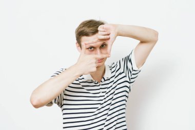 Adam el çerçevesi yapıyor.