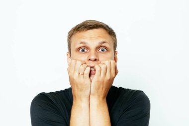 Adam tırnaklarını yiyor.