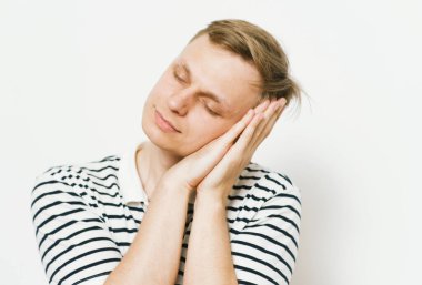 Stüdyoda poz veren adam