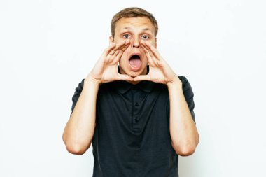 Stüdyoda poz veren adam