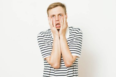 Stüdyoda poz veren adam