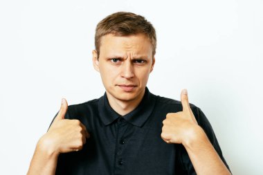 Erkek el parmağı göğsünü işaret ediyor. Jest yap. Ben kimim?.