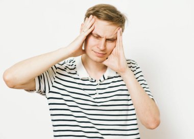 Stüdyoda poz veren adam